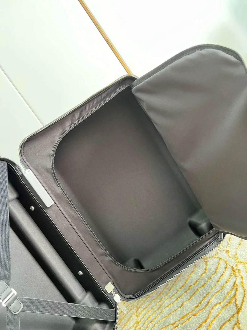 Louis Vuitton Monogram Horizon 55 Suitcase in Grey Silver Hardware Louis Vuitton Monogram Horizon 55 Suitcase in Grey Silver Hardware