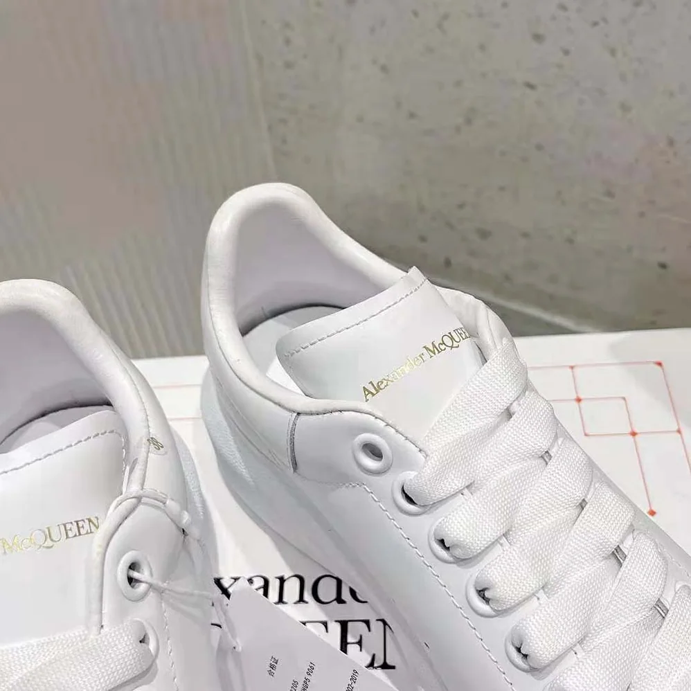 Alexander Mcqueen Online Exclusive Mcqueen Graffiti Oversized Sneaker in White for Unisex in black Alexander Mcqueen Online Exclusive Mcqueen Graffiti Oversized Sneaker in White for Unisex in black