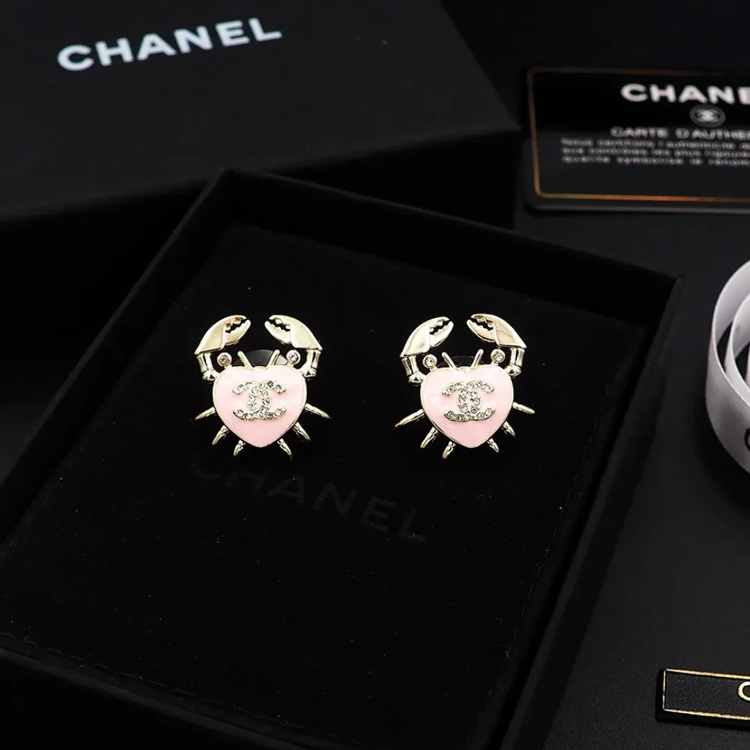 Chanel Crab Heart Pink Earring Gold in Toned