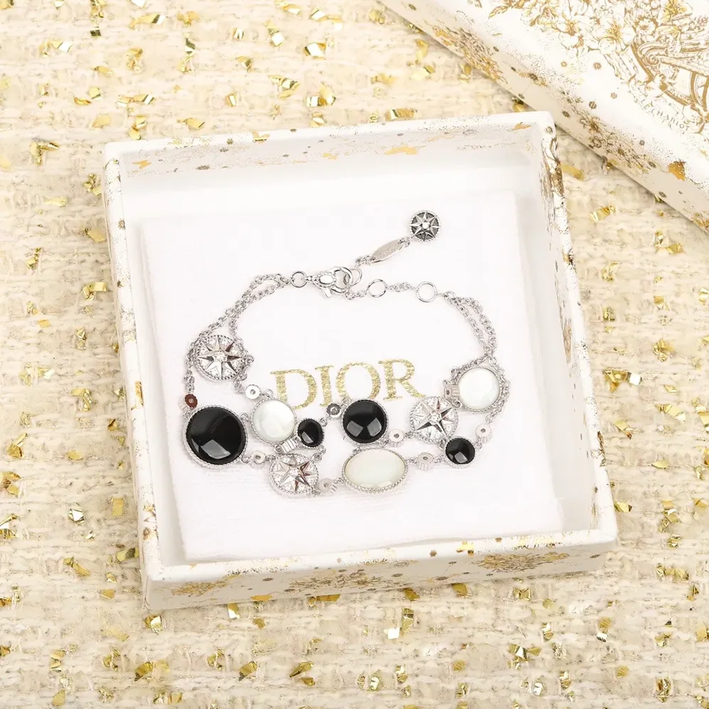 Dior Rose des Vents Bracelet White Gold Diamonds Mother-of for Women in Pearl and Onyx Dior Rose des Vents Bracelet White Gold Diamonds Mother-of for Women in Pearl and Onyx