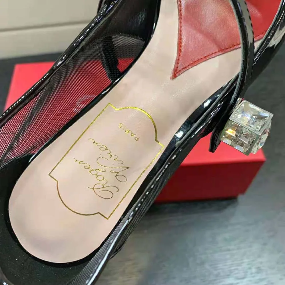 Roger Vivier Virgule Babies Pumps in Patent Leather for Women in Black