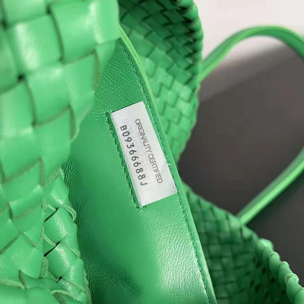 Bottega Veneta Medium Cabat Leather Tote Bag with Detachable Strap for Women in Green Bottega Veneta Medium Cabat Leather Tote Bag with Detachable Strap for Women in Green