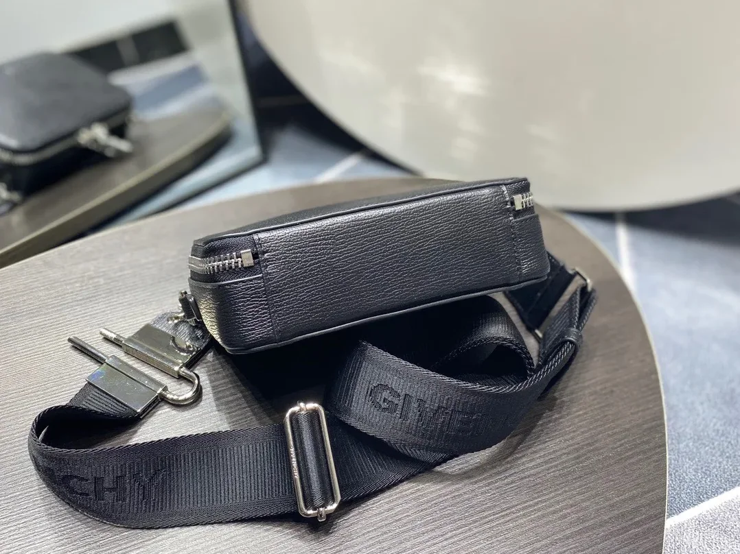 Givenchy Antigona Grained Camera Bag Black /
