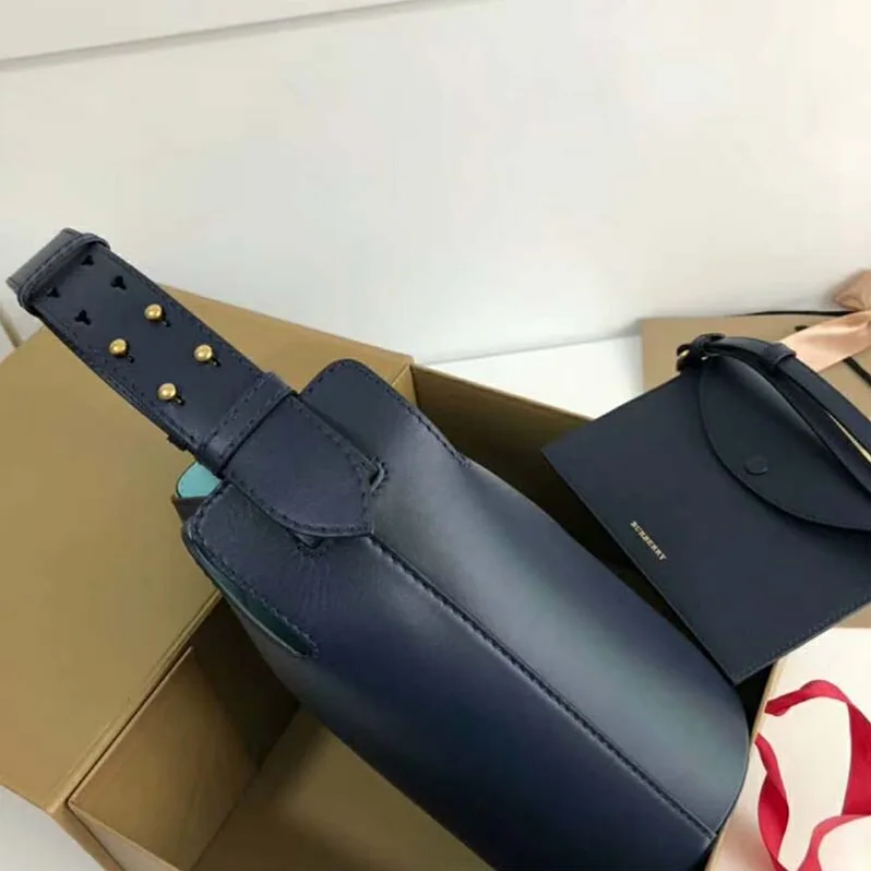 Burberry The Large Leather Bucket Bag for Women in Navy Burberry The Large Leather Bucket Bag for Women in Navy