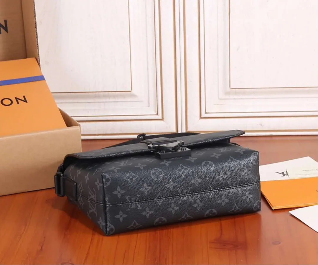 Louis Vuitton S in Cape Messenger Black / Louis Vuitton S in Cape Messenger Black /
