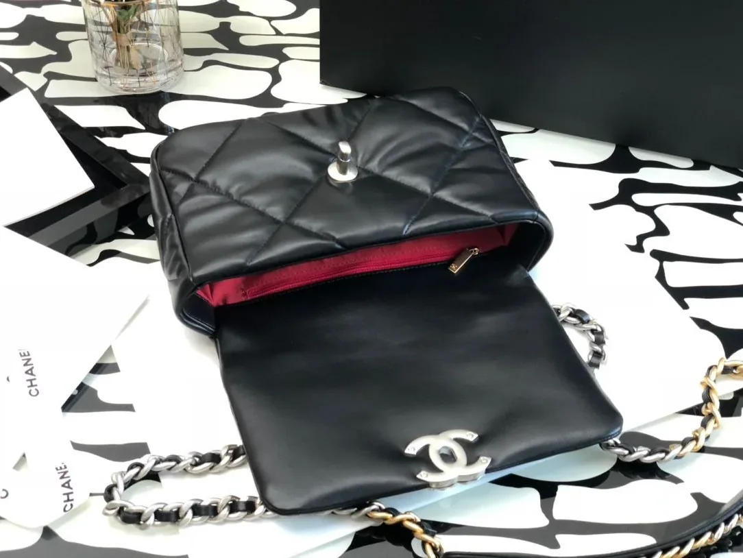 Chanel Flap Bag Crossbody in Black Chanel Flap Bag Crossbody in Black