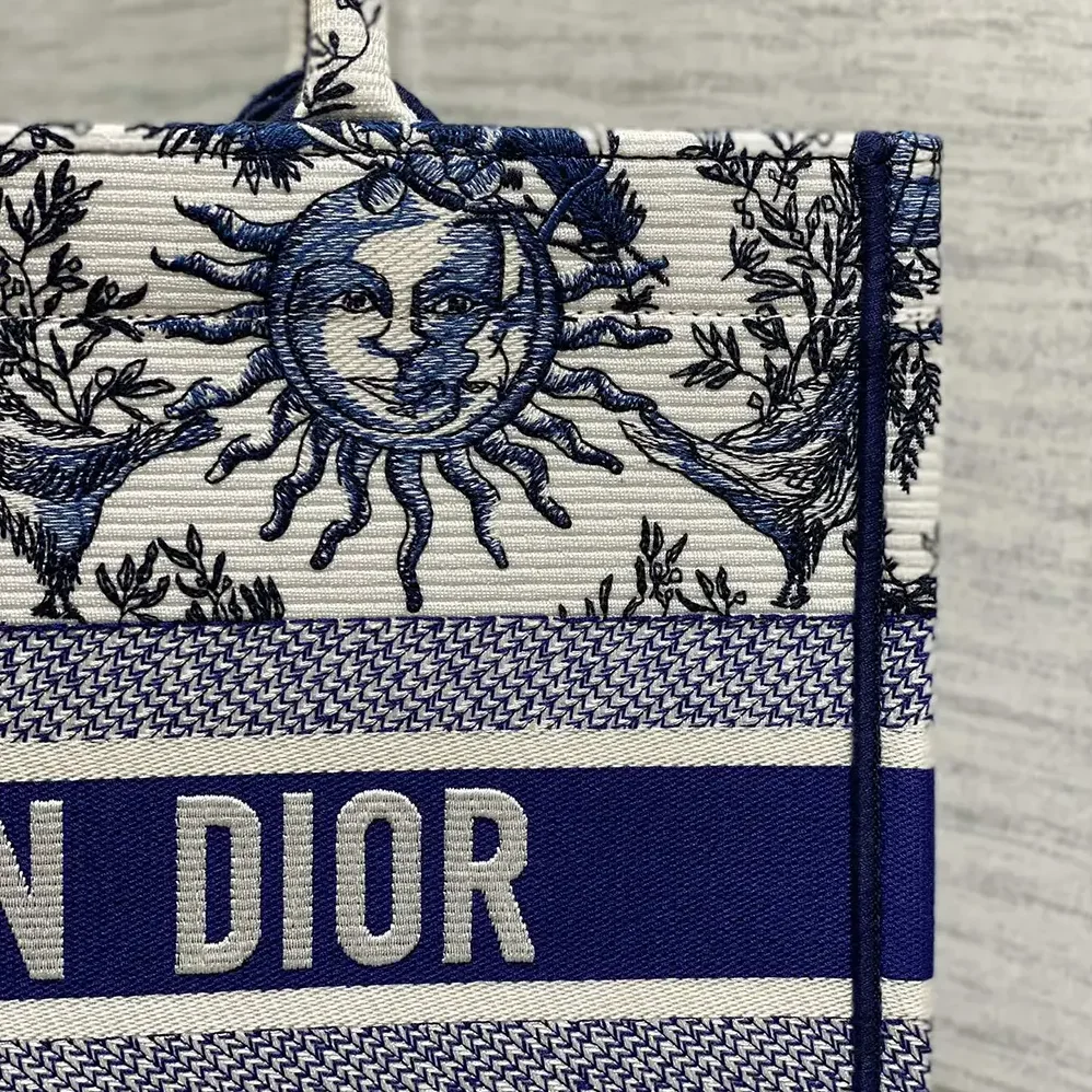 Dior Medium Dior Book Tote White and Navy Blue Toile de Jouy Soleil Embroidery for Women Dior Medium Dior Book Tote White and Navy Blue Toile de Jouy Soleil Embroidery for Women