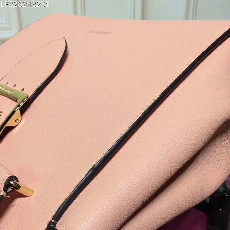 Burberry Medium Buckle Tote in Grainy Leather in Pink