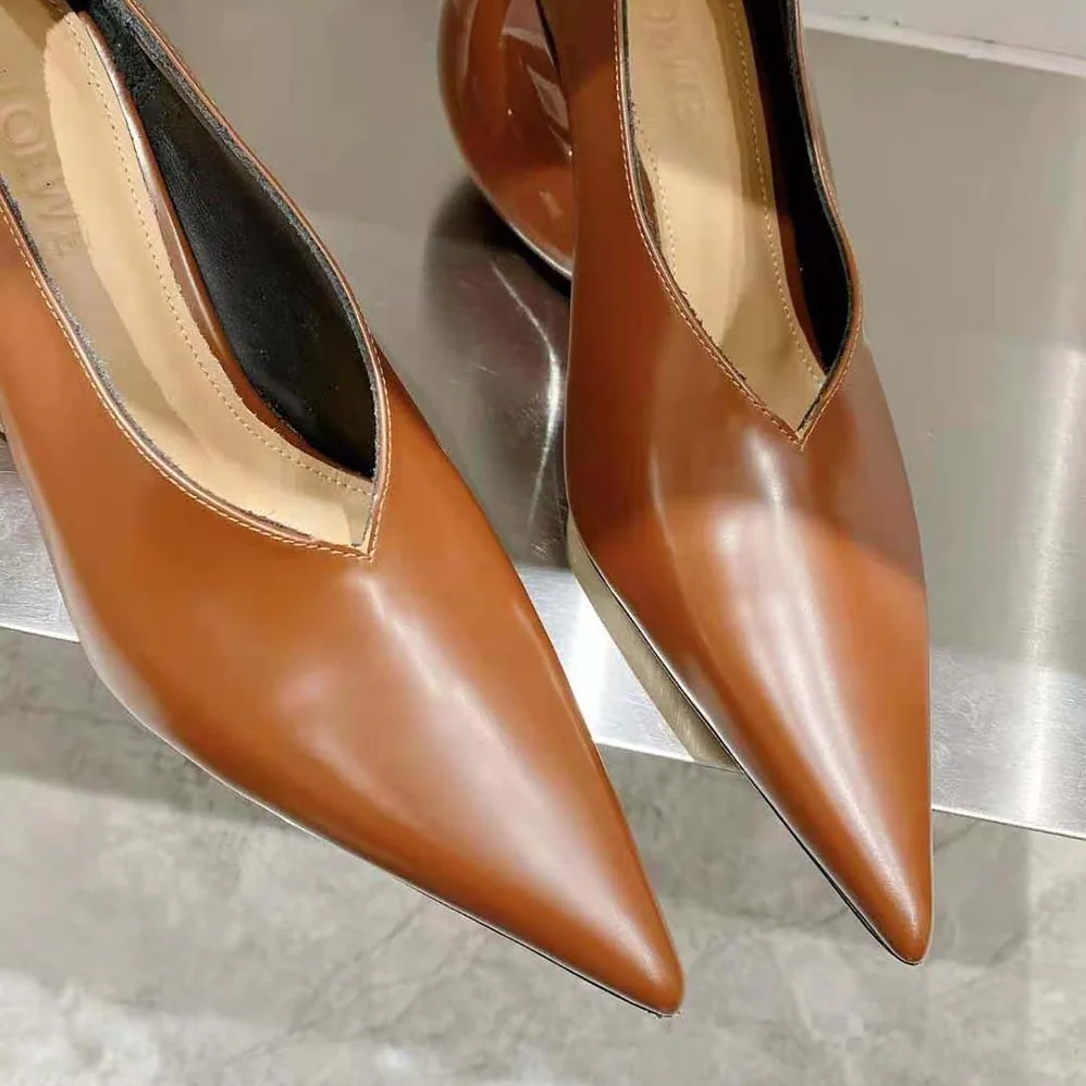 Loewe Balloon Pump in Calfskin for Women in Tan Loewe Balloon Pump in Calfskin for Women in Tan
