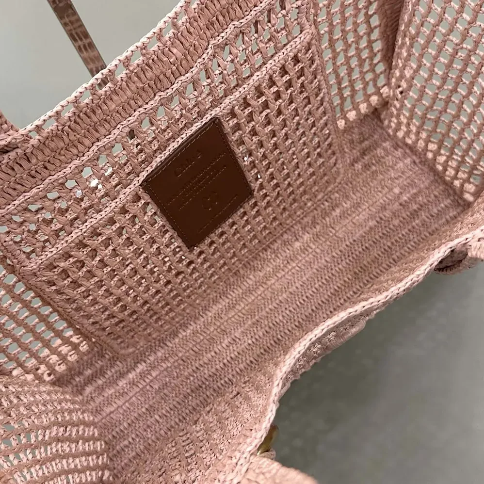 Chloe Summer Banana East-west Tote Bag in Raffia & Buffalo Leather for Women in Pink Chloe Summer Banana East-west Tote Bag in Raffia & Buffalo Leather for Women in Pink