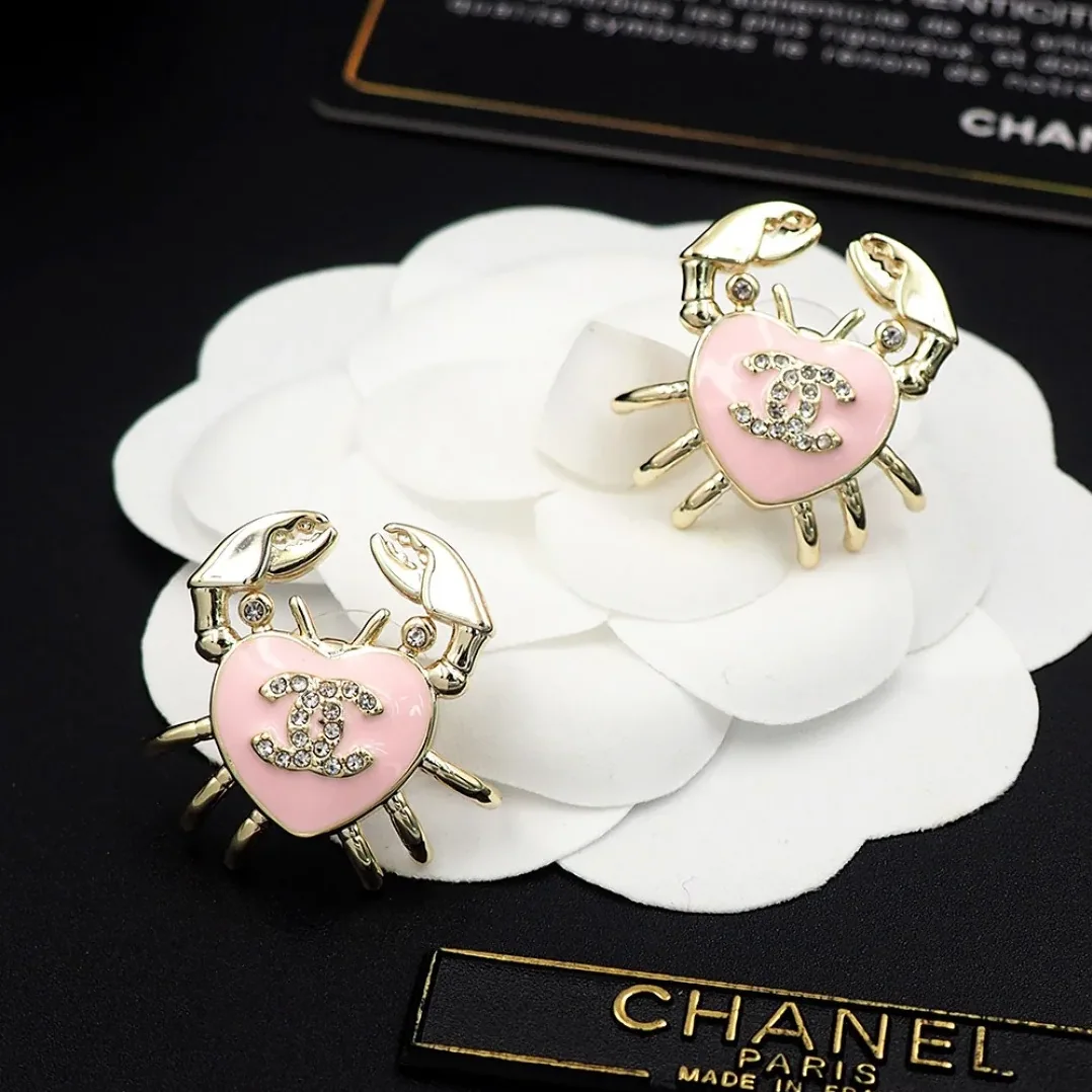 Chanel Crab Heart Pink Earring Gold in Toned