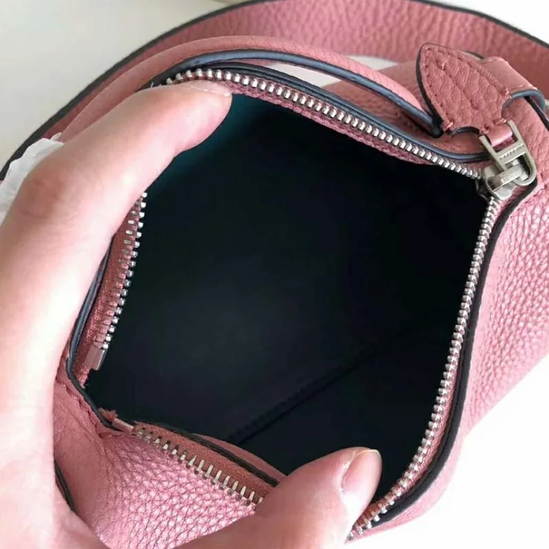 Burberry The Leather Barrel Bag for Women in Pink