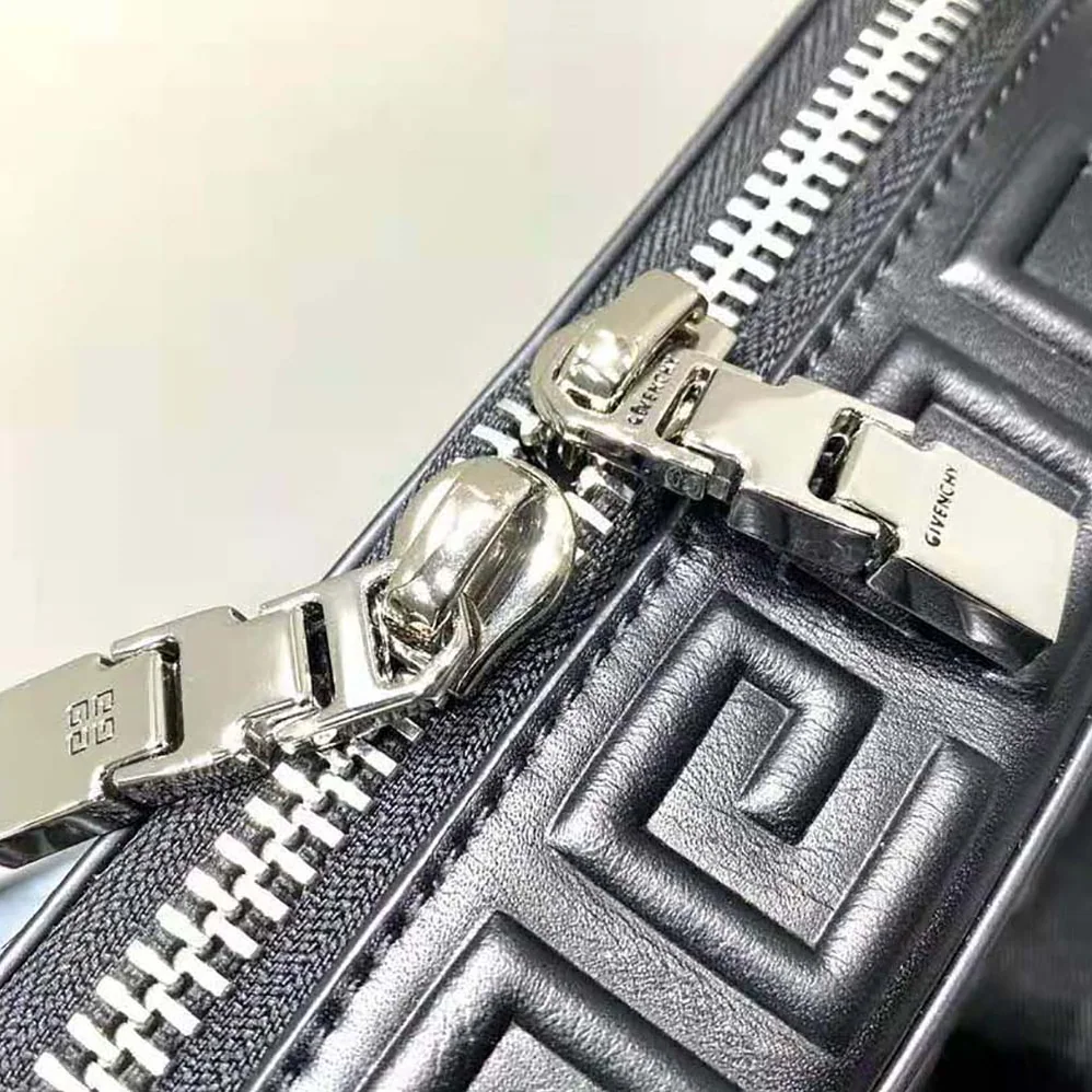 Givenchy Antigona U Camera Bag in 4g Leather for Women in Black Givenchy Antigona U Camera Bag in 4g Leather for Women in Black