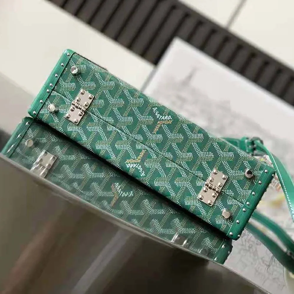 Goyard Sac Malle Grand Hôtel in Goyardine Canvas & Clamecy Calfskin for Women in Green Goyard Sac Malle Grand Hôtel in Goyardine Canvas & Clamecy Calfskin for Women in Green