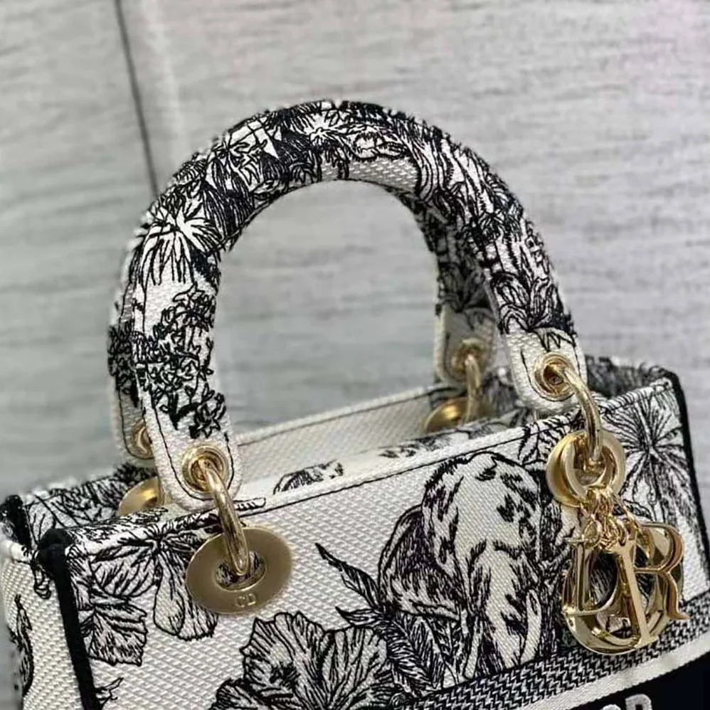 Dior Medium Lady D-lite Bag White and Black Toile de Jouy Voyage Embroidery for Women Dior Medium Lady D-lite Bag White and Black Toile de Jouy Voyage Embroidery for Women