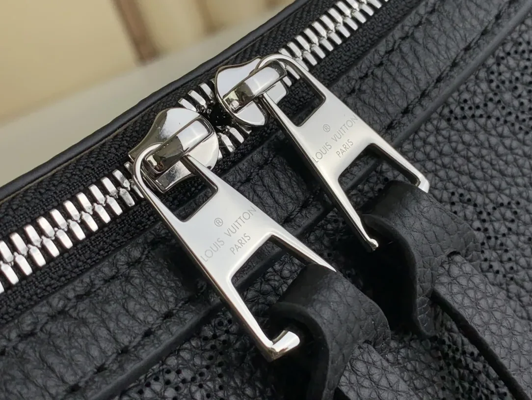 Louis Vuitton Hand It All PM Black / Louis Vuitton Hand It All PM Black /