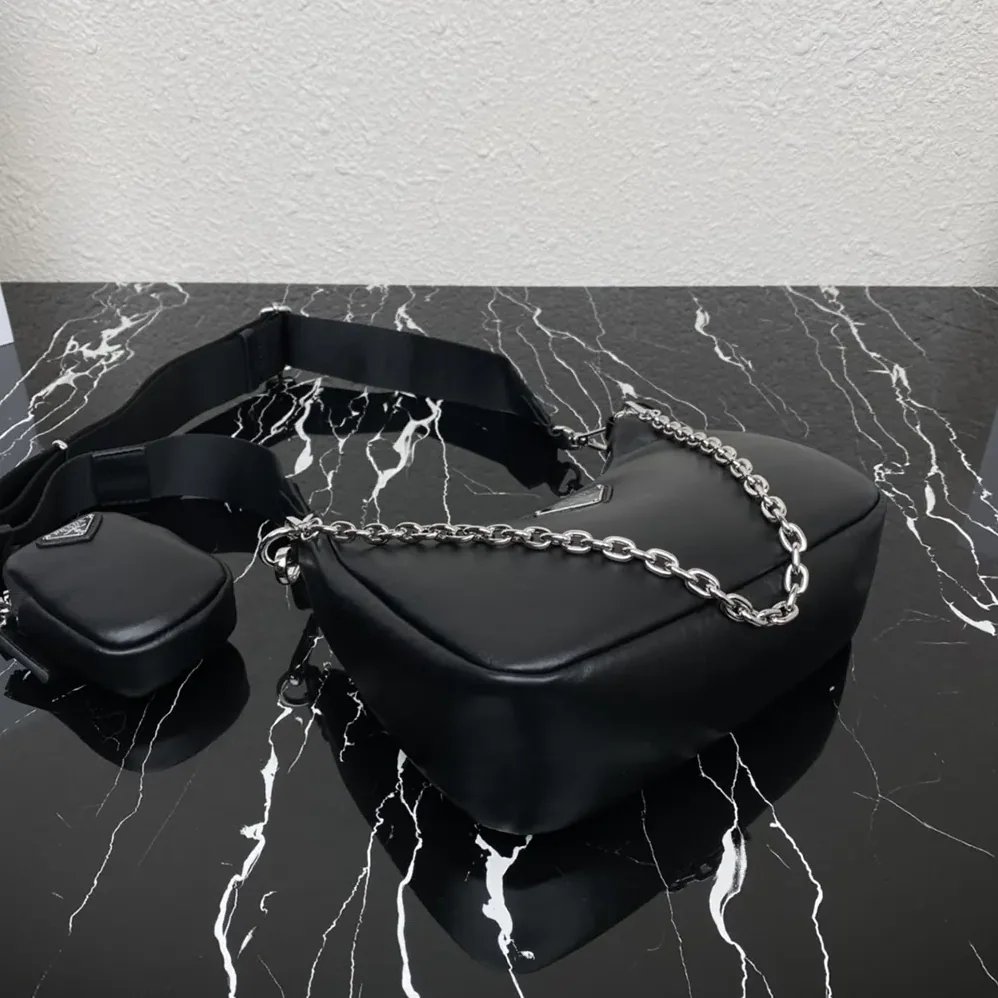 Prada Padded Nappa-leather Prada Re-Edition 2005 Shoulder Bag for Women in Black Prada Padded Nappa-leather Prada Re-Edition 2005 Shoulder Bag for Women in Black