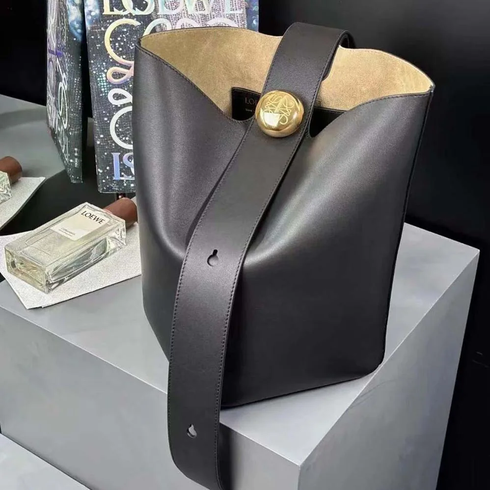 Loewe Medium Pebble Bucket Bag in Mellow Calfskin for Unisex in Black