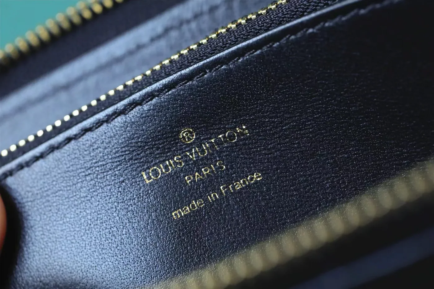 Louis Vuitton Zippy Wallet Monogram Embossed Black / Louis Vuitton Zippy Wallet Monogram Embossed Black /