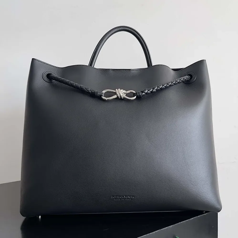 Bottega Veneta Large Andiamo in Silky Calf Leather for Women in Black/Silver