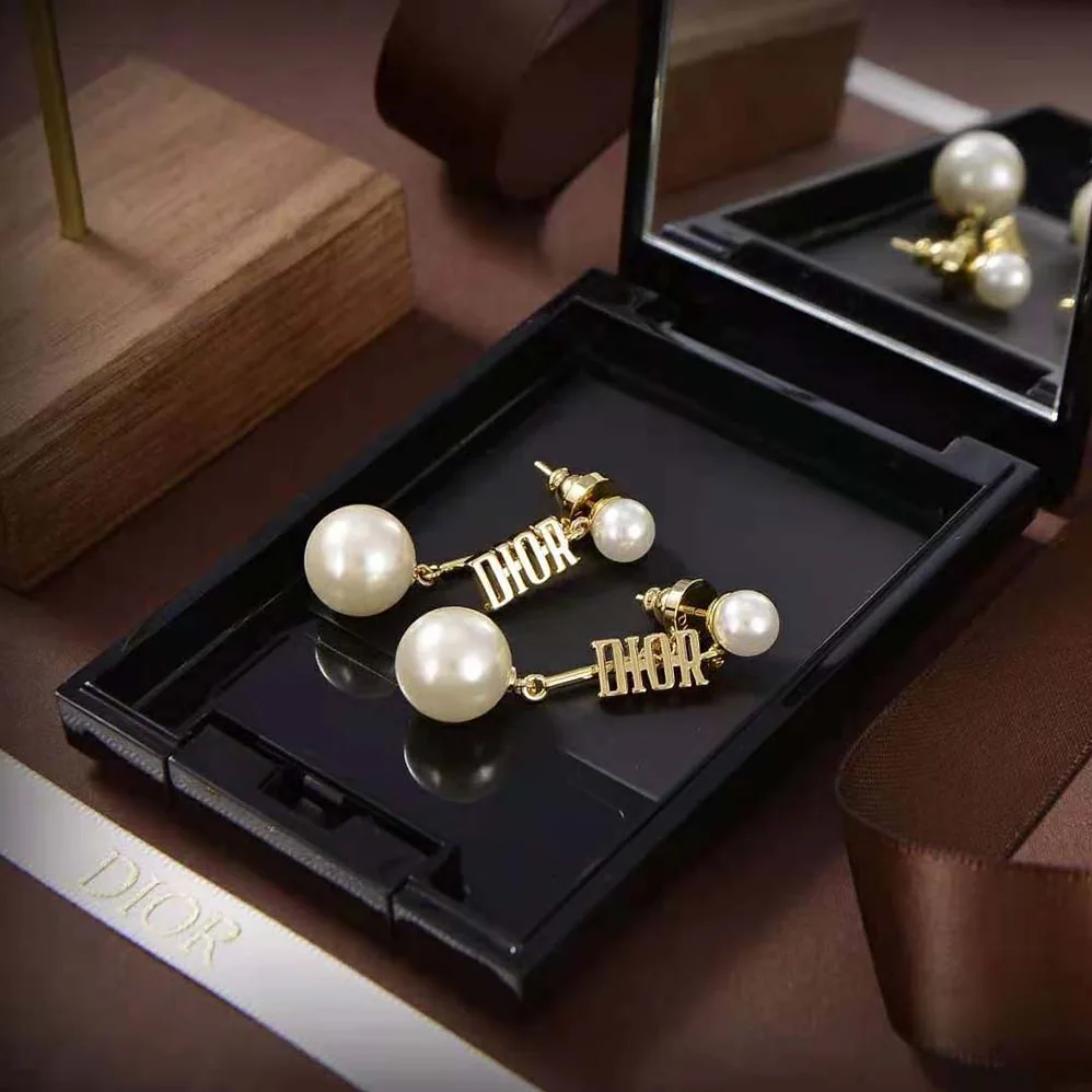 Dior Dio(r)evolution Earrings Gold-Finish Metal and White Resin Pearls for Women Dior Dio(r)evolution Earrings Gold-Finish Metal and White Resin Pearls for Women