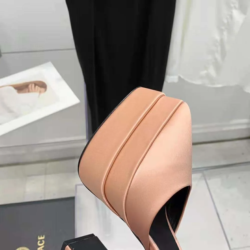 Versace Medusa Aevitas Platform Pumps in 15.5cm Heel Hight for Women in Pink