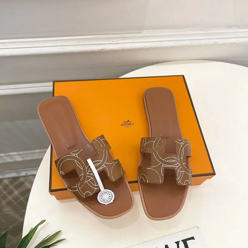 Hermes Oran sandal in “Panoplie Equestre” Embroidered Calfskin for Women in Brown Hermes Oran sandal in “Panoplie Equestre” Embroidered Calfskin for Women in Brown