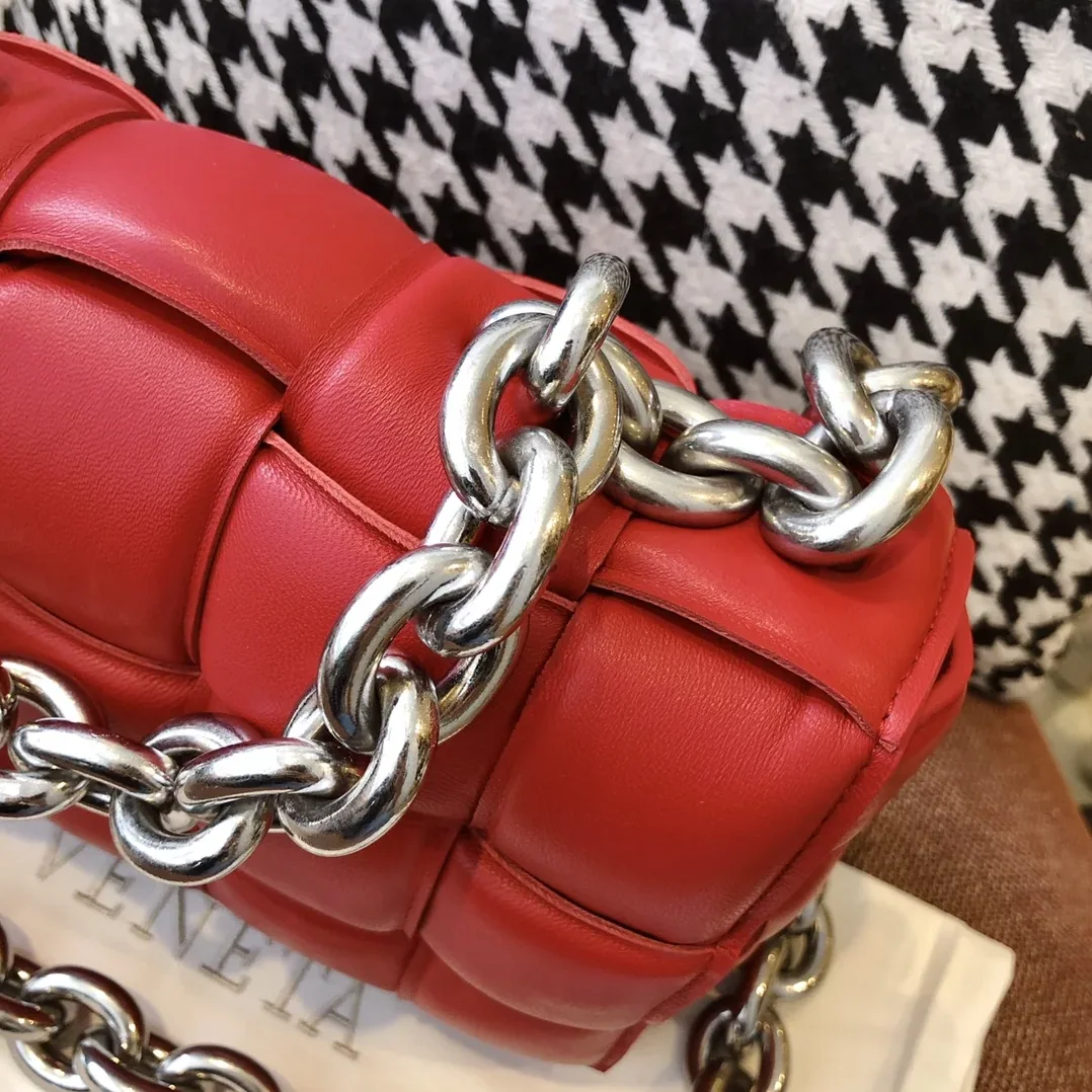Bottega Veneta Chain Cassette Red Bottega Veneta Chain Cassette Red