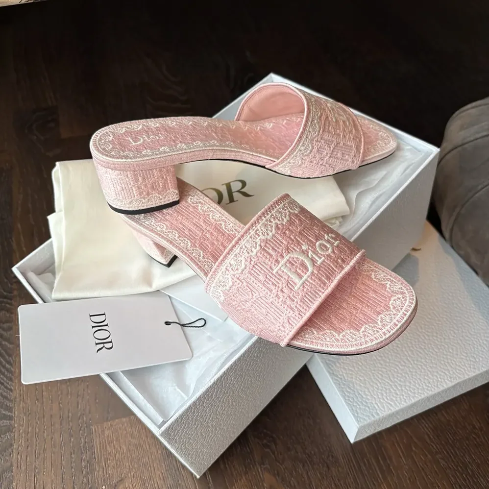 Dior Dioramour Dior Dentelle Heeled Slide Soupir Pink Dior Oblique Embroidered Cotton and White Lace for Women Dior Dioramour Dior Dentelle Heeled Slide Soupir Pink Dior Oblique Embroidered Cotton and White Lace for Women