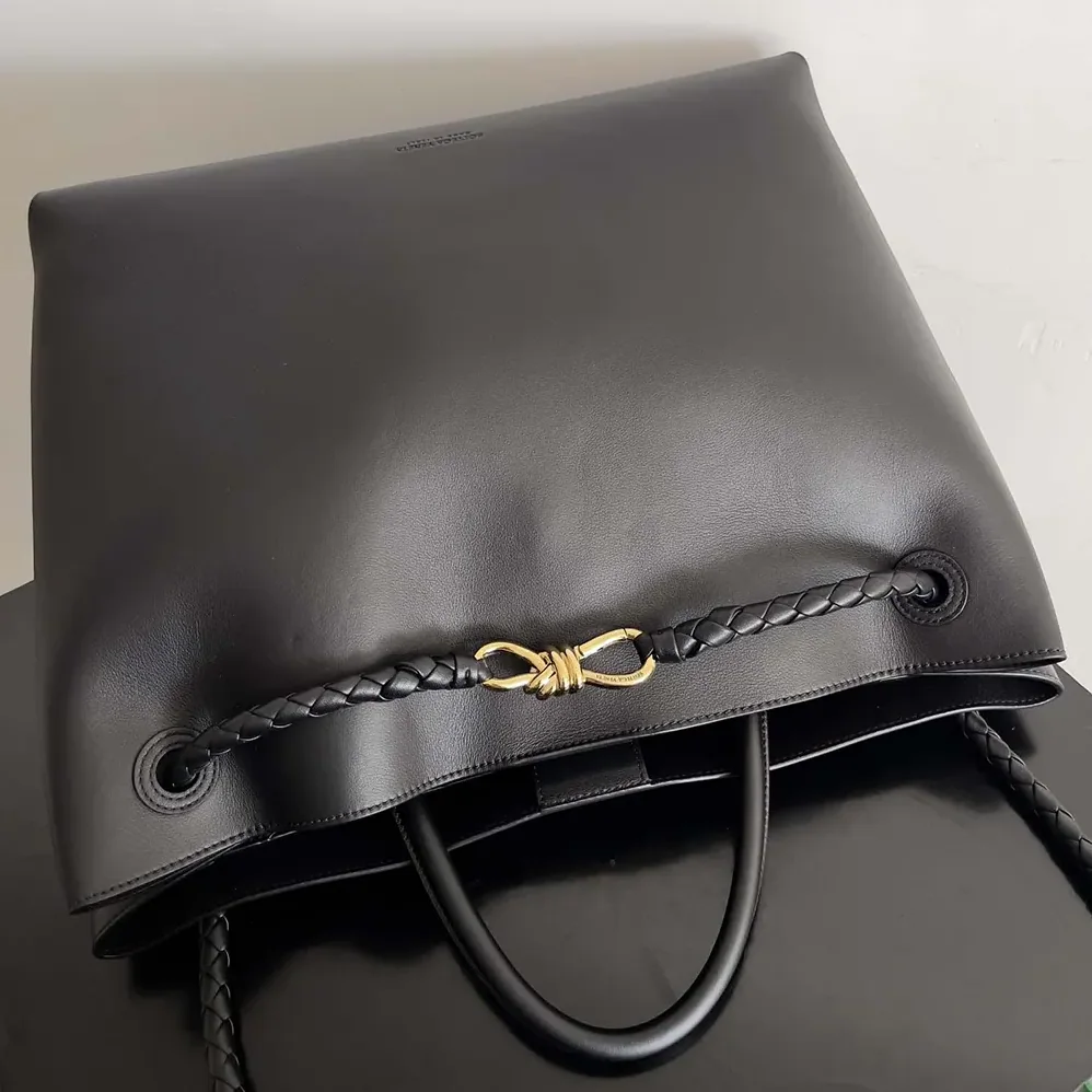 Bottega Veneta Large Andiamo in Silky Calf Leather for Women in Black/Gold