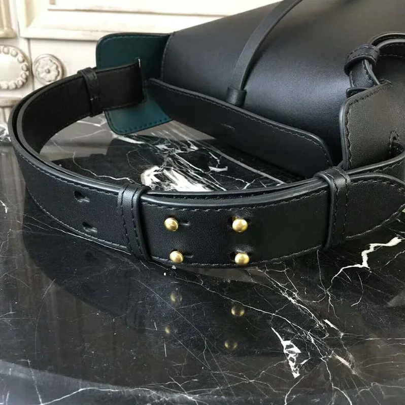 Burberry The Medium Leather Bucket Bag for Women in Black Burberry The Medium Leather Bucket Bag for Women in Black