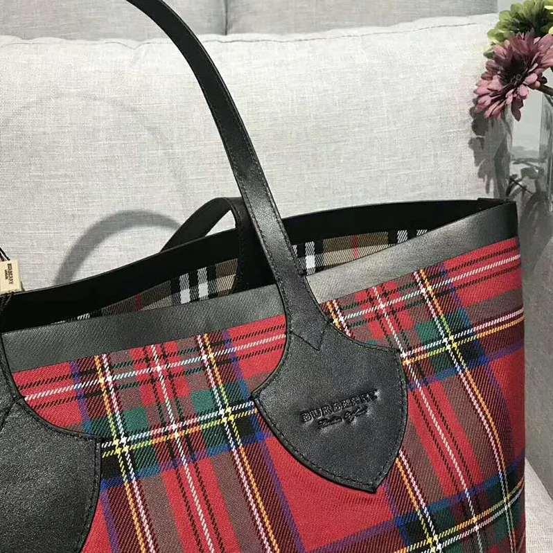 Burberry The Medium Giant Reversible Tote in Vintage Check for Unisex