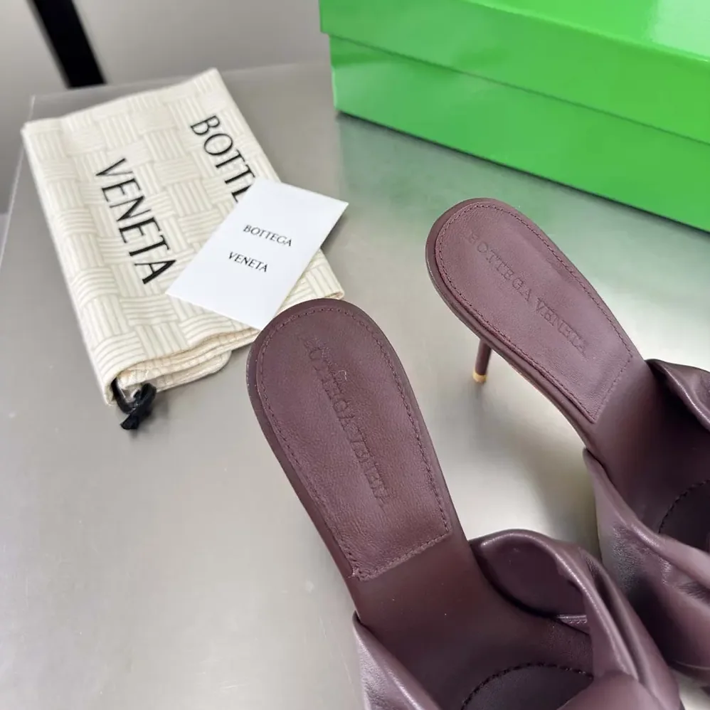 Bottega Veneta Cherry Mule in Supple Nappa Leather for Women in Deep Mahogany