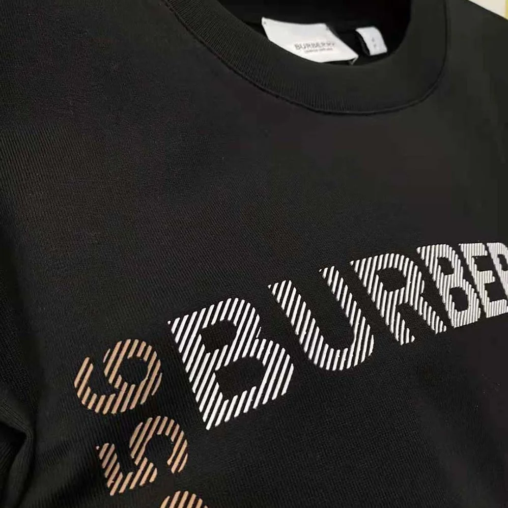 Burberry Horseferry Square Print Cotton T-shirt for Women in Black Burberry Horseferry Square Print Cotton T-shirt for Women in Black