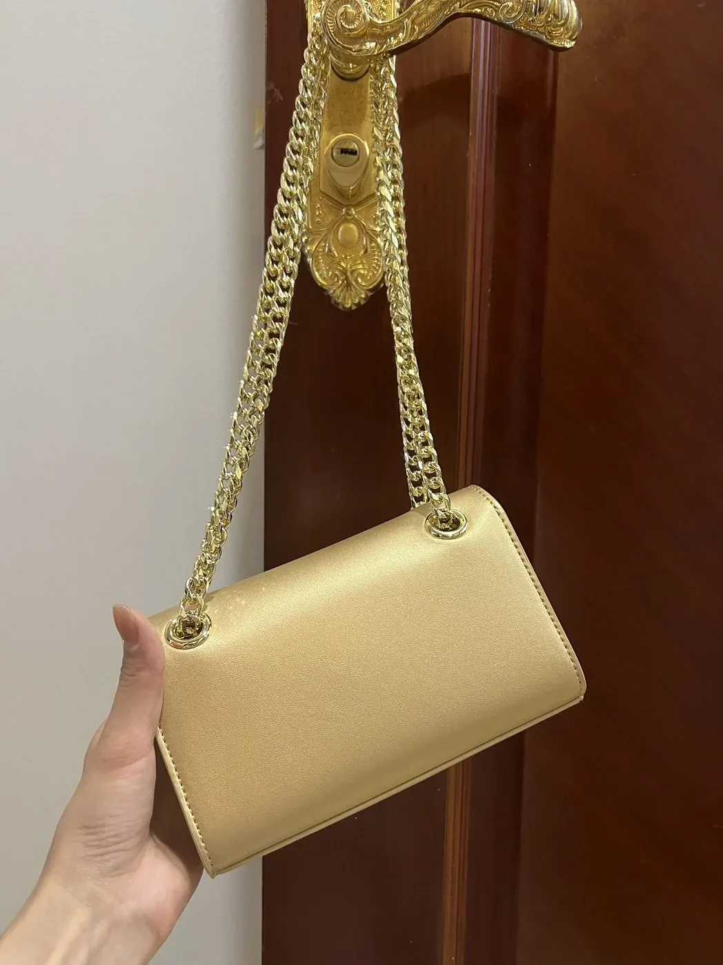 Dolce & Gabbana Polished 3.5 Phone Bag Gold / DG