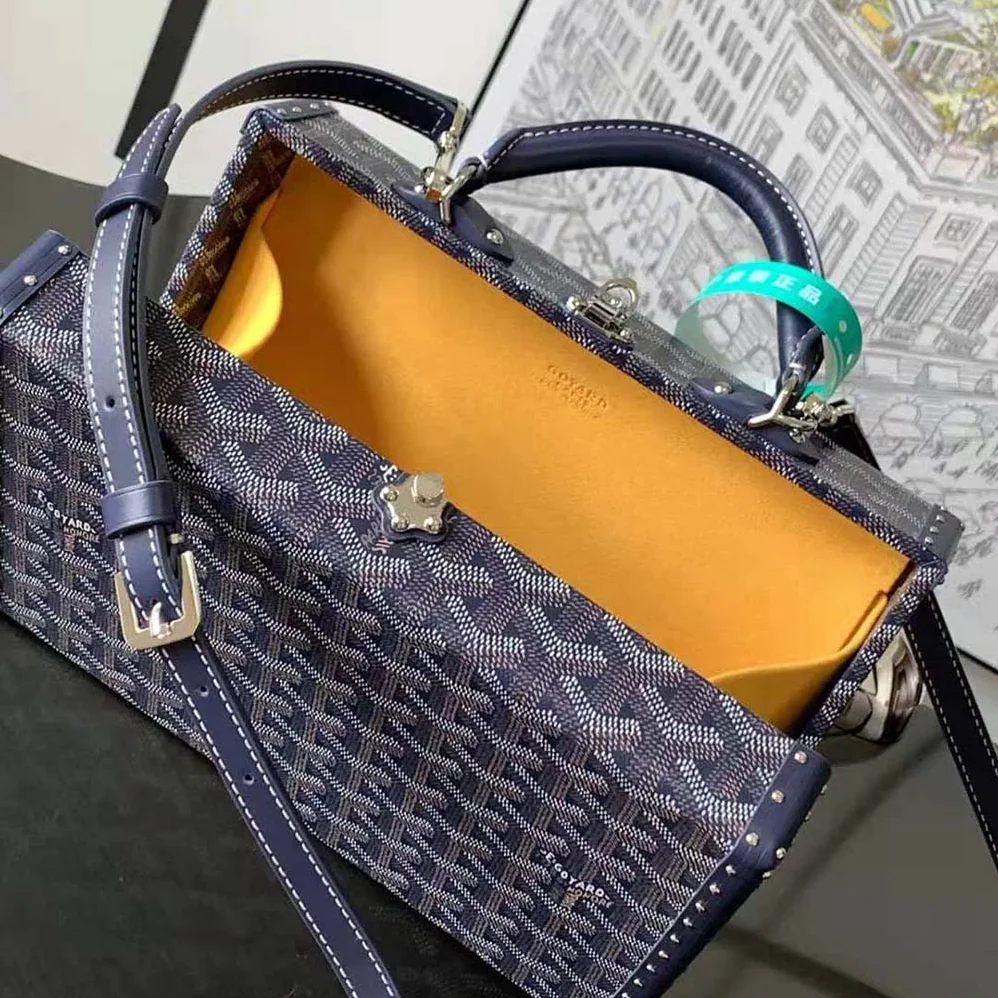 Goyard Sac Malle Grand Hôtel in Goyardine Canvas & Clamecy Calfskin for Women in Navy Goyard Sac Malle Grand Hôtel in Goyardine Canvas & Clamecy Calfskin for Women in Navy