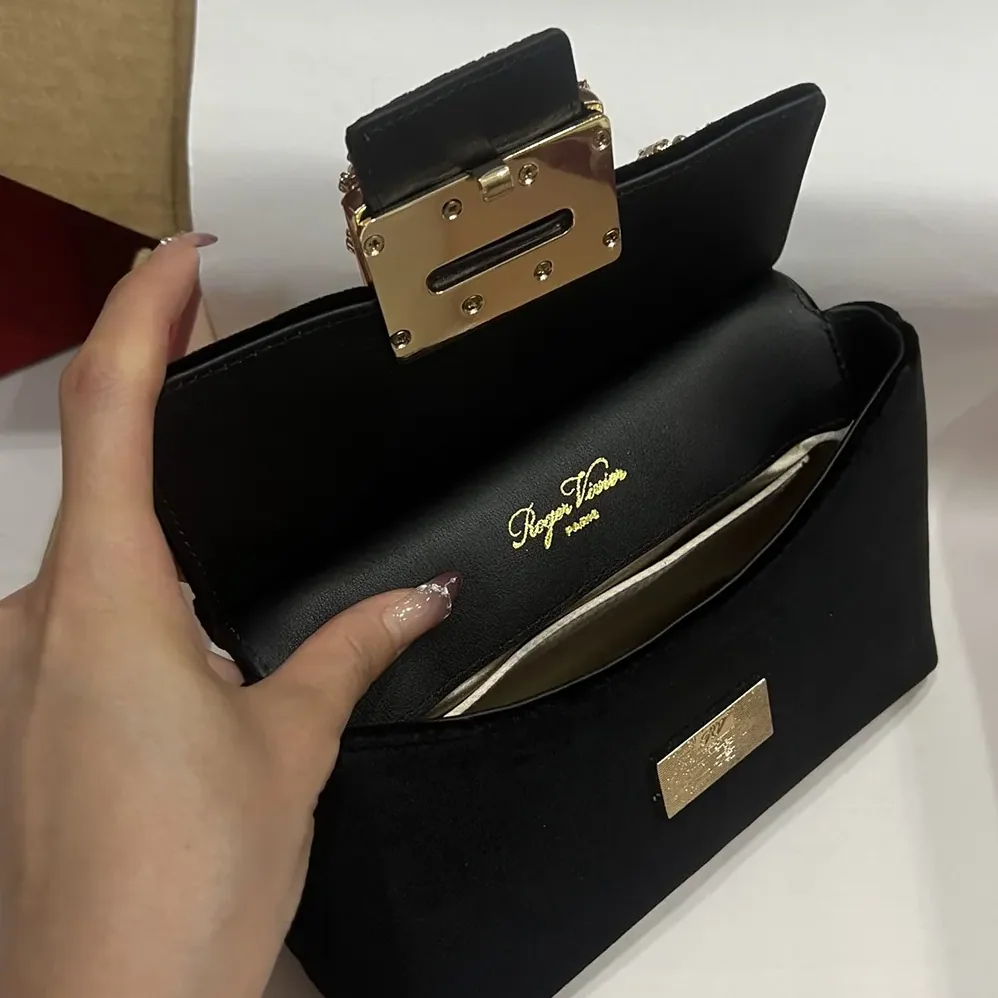Roger Vivier Cabas Jewel Efflorescence Mini Bag in Velvet for Women in Black Roger Vivier Cabas Jewel Efflorescence Mini Bag in Velvet for Women in Black