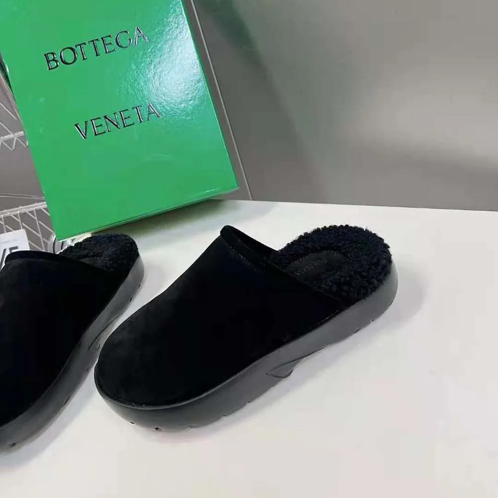 Bottega Veneta Snap Slipper in Shearling Calfskin for Unisex in Black
