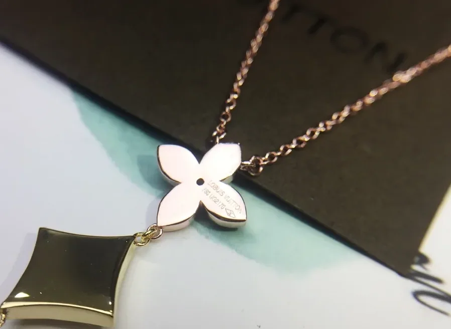 Louis Vuitton Flower Necklace Silver Louis Vuitton Flower Necklace Silver