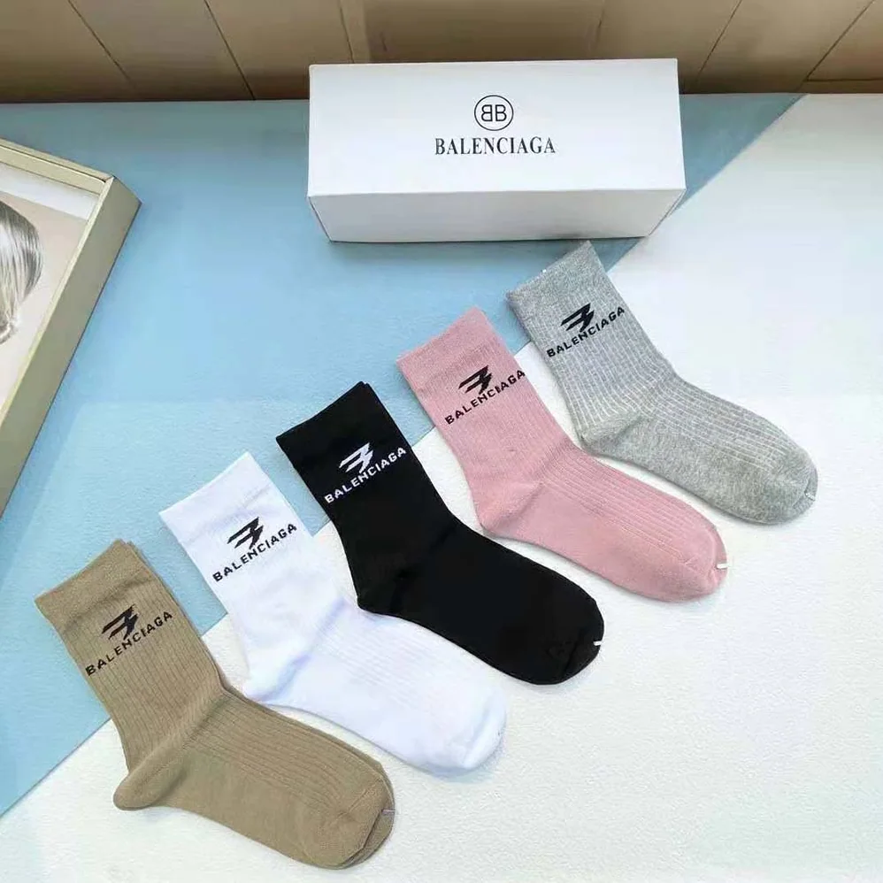 Balenciaga 3B Sports Icon Socks in White and Black Cotton for Unisex Balenciaga 3B Sports Icon Socks in White and Black Cotton for Unisex
