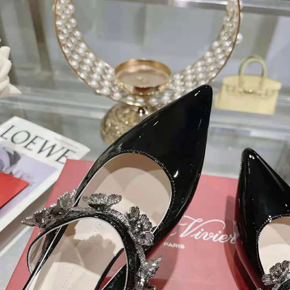 Roger Vivier Virgule Flower Slingback Pumps in Patent Leather for Women in Black Roger Vivier Virgule Flower Slingback Pumps in Patent Leather for Women in Black
