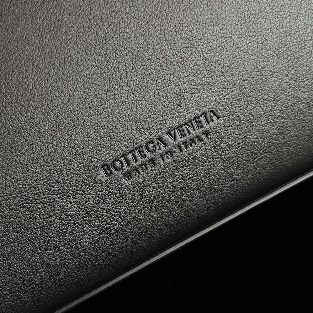 Bottega Veneta Large Andiamo in Silky Calf Leather for Women in Black/Silver
