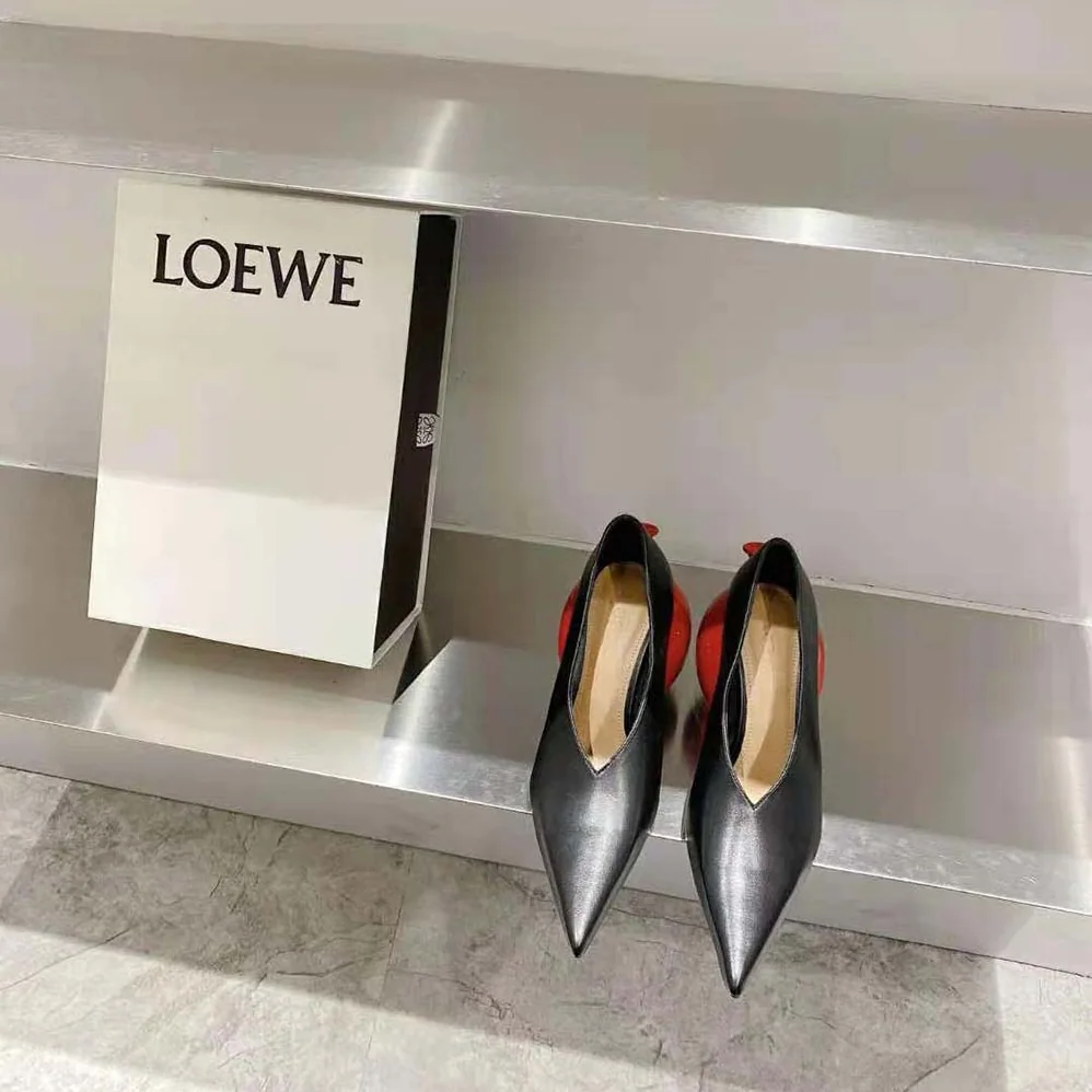 Loewe Balloon Pump in Calfskin for Women in Black Loewe Balloon Pump in Calfskin for Women in Black