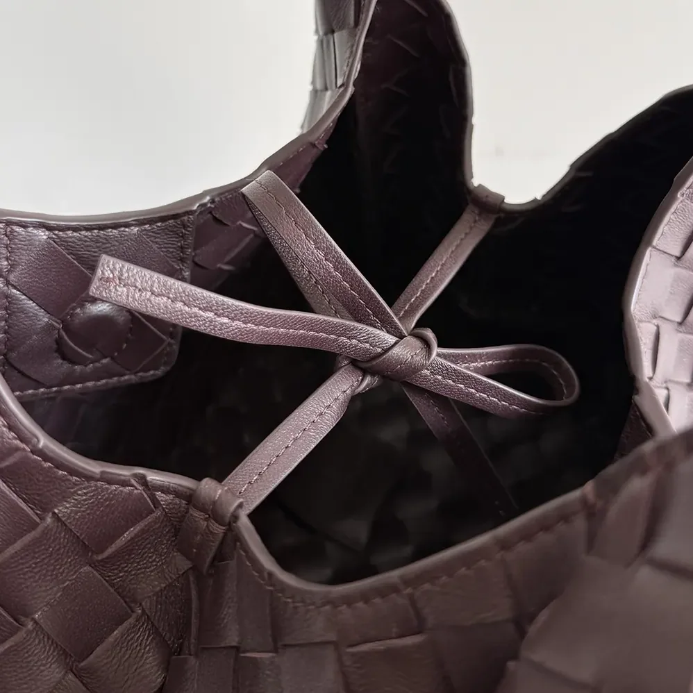 Bottega Veneta Small Campana for Women in Bordeaux Bottega Veneta Small Campana for Women in Bordeaux