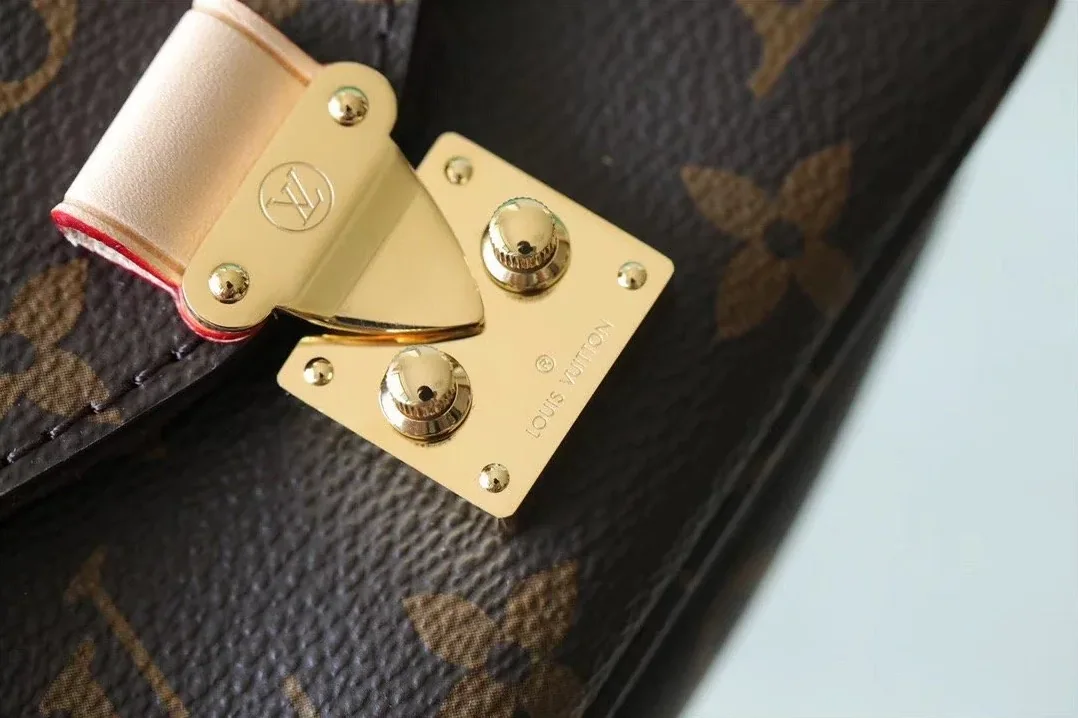 Louis Vuitton Micro Metis Pochette Shoulder Bag / Brown Monogram Canvas Gold Hardware Louis Vuitton Micro Metis Pochette Shoulder Bag / Brown Monogram Canvas Gold Hardware