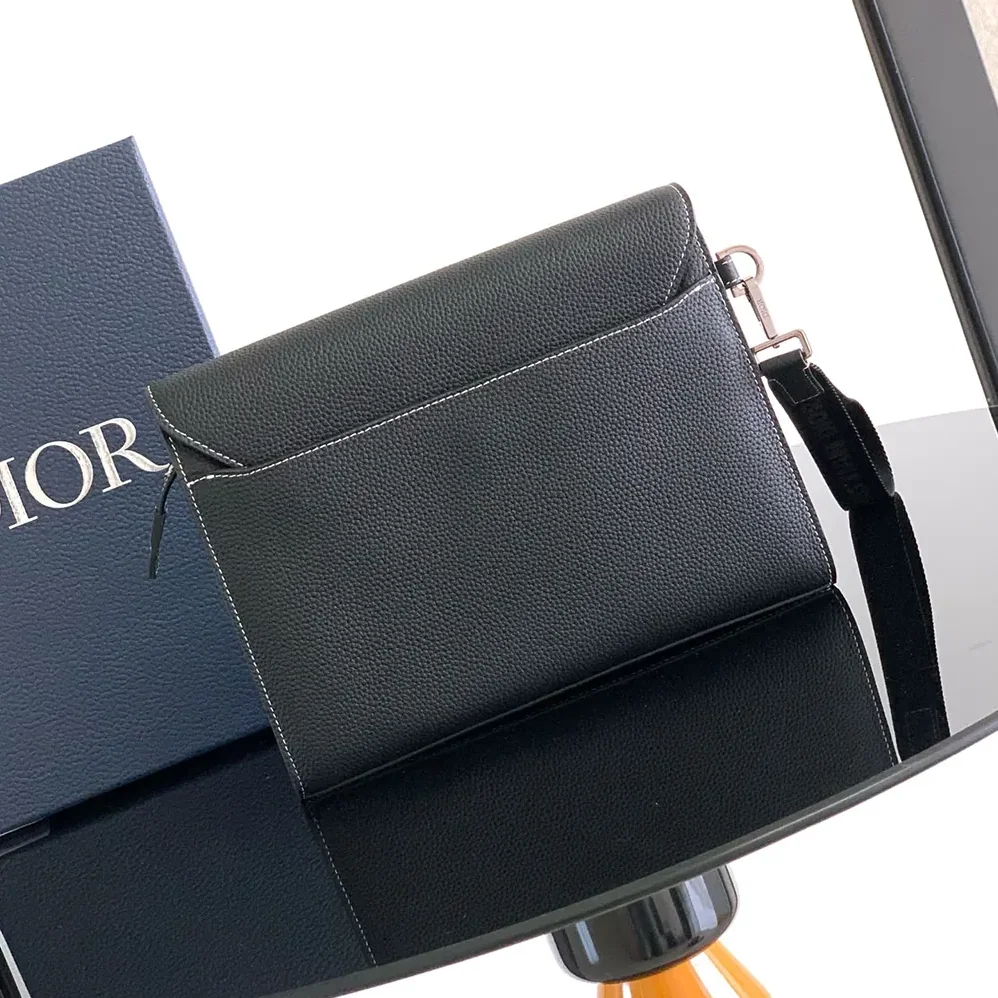 Dior Saddle A5 Triangle Pouch Black Grained Calfskin for Men Dior Saddle A5 Triangle Pouch Black Grained Calfskin for Men