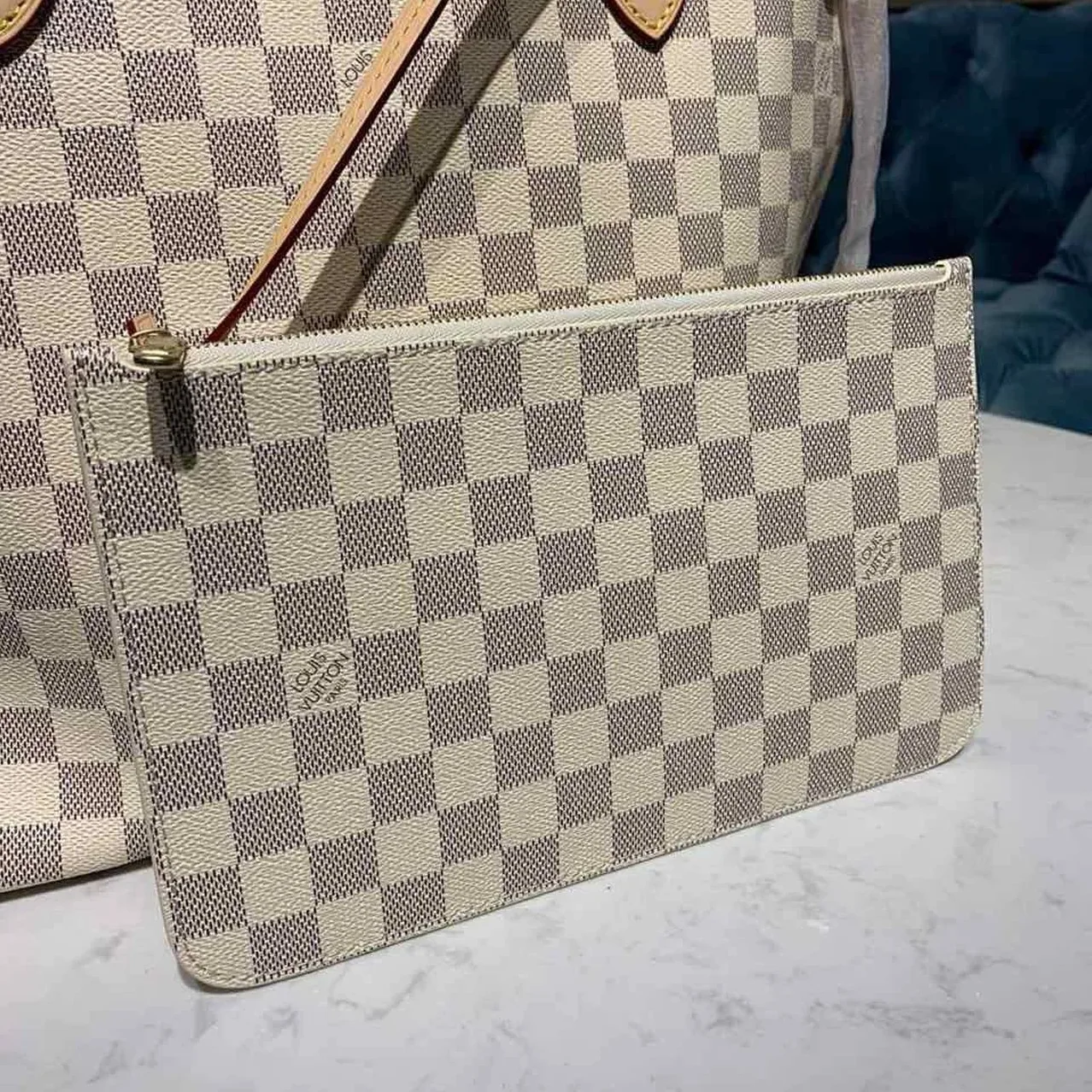 Louis Vuitton Neverfull MM Tote Bag / Beige Damier Azur Canvas Gold Hardware Louis Vuitton Neverfull MM Tote Bag / Beige Damier Azur Canvas Gold Hardware