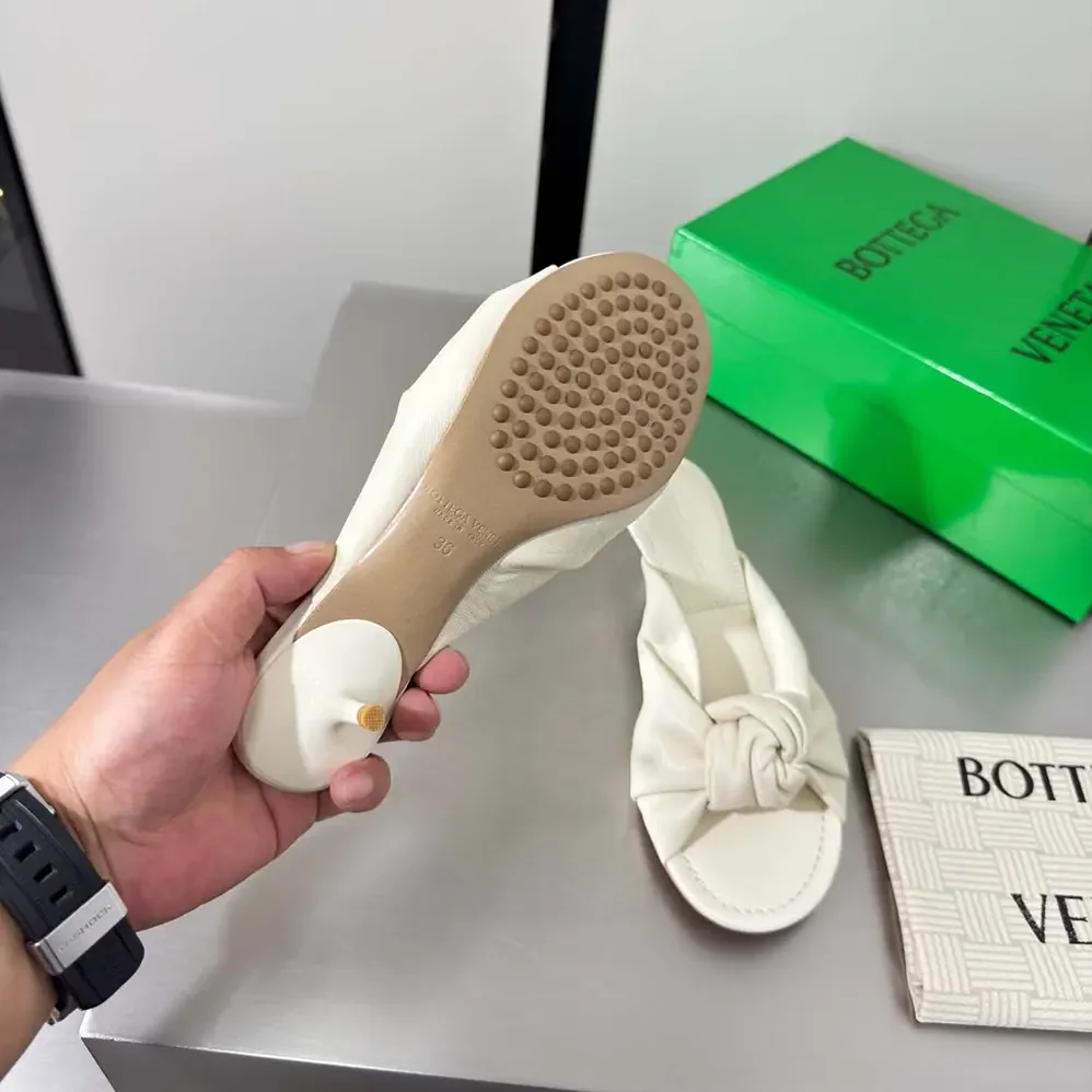 Bottega Veneta Cherry Mule in Supple Nappa Leather for Women in Alabaster Bottega Veneta Cherry Mule in Supple Nappa Leather for Women in Alabaster