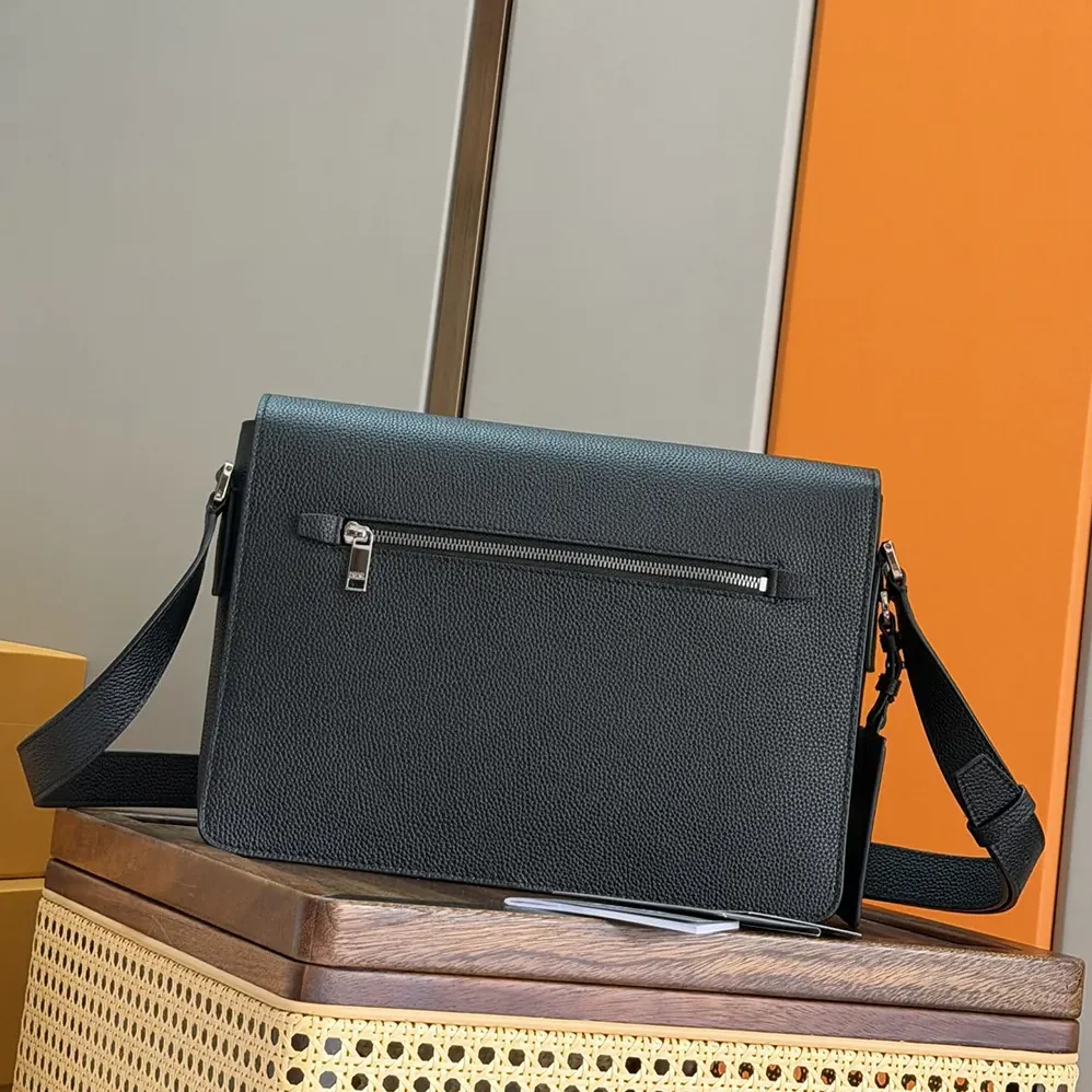 Dior CD Icon Messenger Bag with Flap Gris Flanelle Matte Grained Calfskin for Men Dior CD Icon Messenger Bag with Flap Gris Flanelle Matte Grained Calfskin for Men