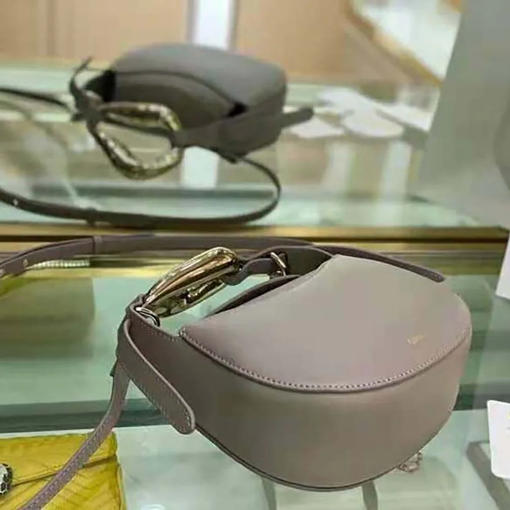Chloe Kiss Small Purse in Small Grain Calfskin for Women in Gray